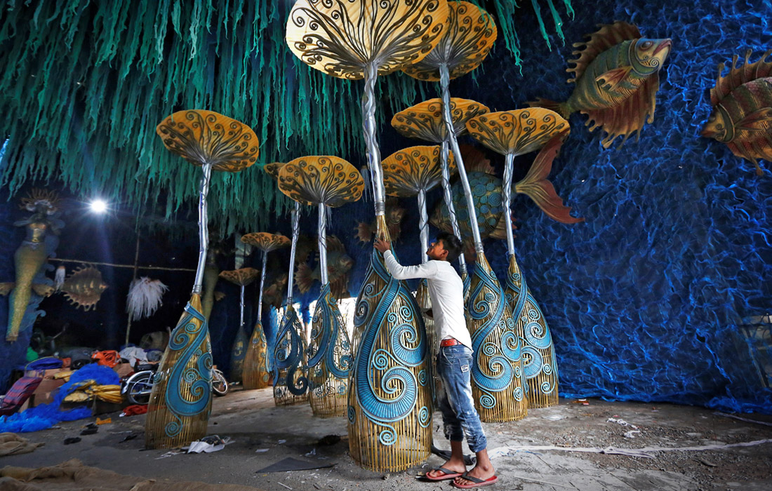 В Калькутте готовятся к фестивалю Дурга Пуджа - празднику в честь богини Дурги, которая символизирует силу и торжество добра над злом