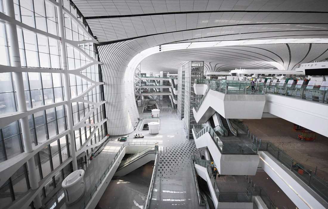 Здание терминала спроектировано компанией известного архитектора Захи Хадид
