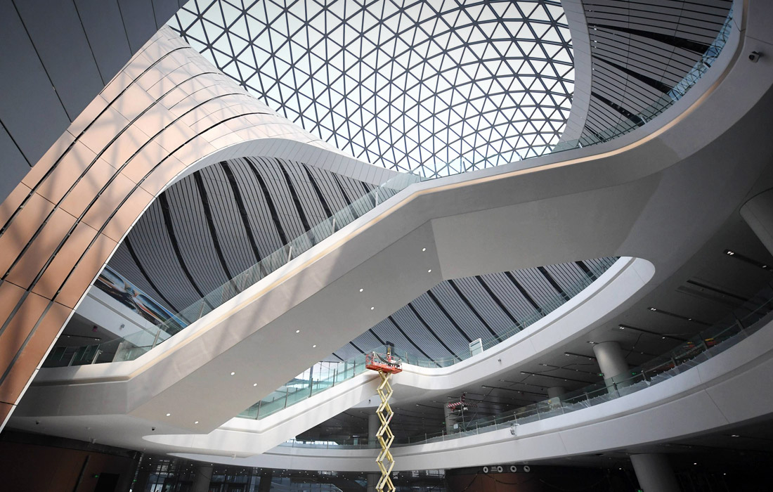 Строительство Дасина, который имеет четыре взлетно-посадочные полосы, обошлось в 450 млрд юаней (более $63 млрд) и продолжалось менее пяти лет