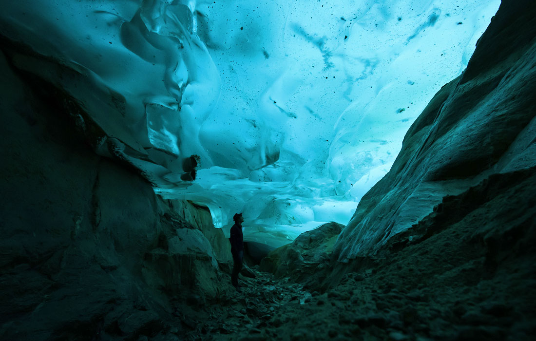 Ледяная пещера в Алечском леднике в Швейцарии
