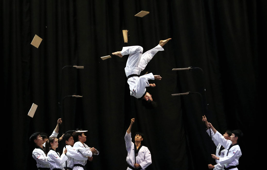 Выступление южнокорейской команды по тхэквондо во время визита премьер-министра Болгарии в Сеул