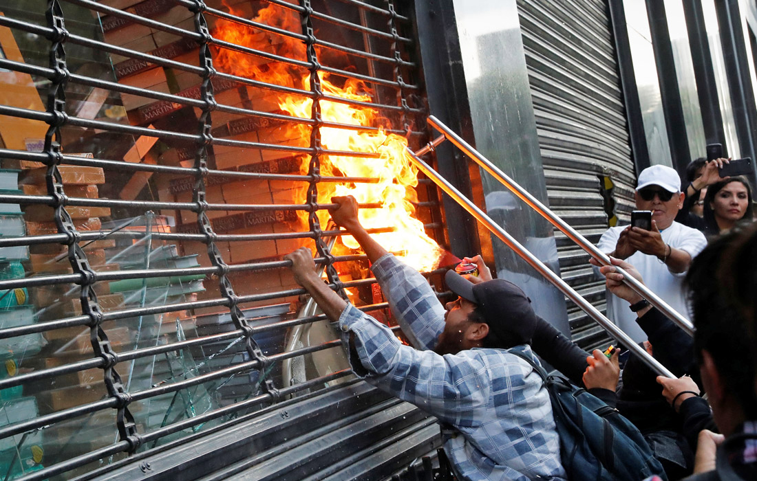 В Мексике марш памяти о 43 студентах, которые пропали пять лет назад в штате Герреро, перерос в беспорядки. Учащиеся педагогического колледжа исчезли 26 сентября после столкновений с полицией в городе Игуала, куда они приехали на акцию протеста с требованием повысить финансирование. По официальной версии, они столкнулись с членами криминальной группировки "Геррерос Унидос". Бандиты убили молодых учителей и сожгли их тела.