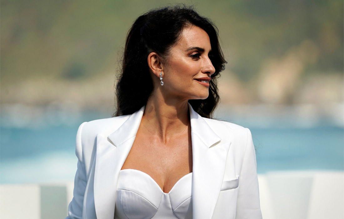 Пенелопа Крус прилетела в Сан-Себастьян, где проходит Международный кинофестиваль. Актрисе вручат почетную награду Donostia Award, которой награждают актеров и режиссеров за особый вклад в кинематограф.