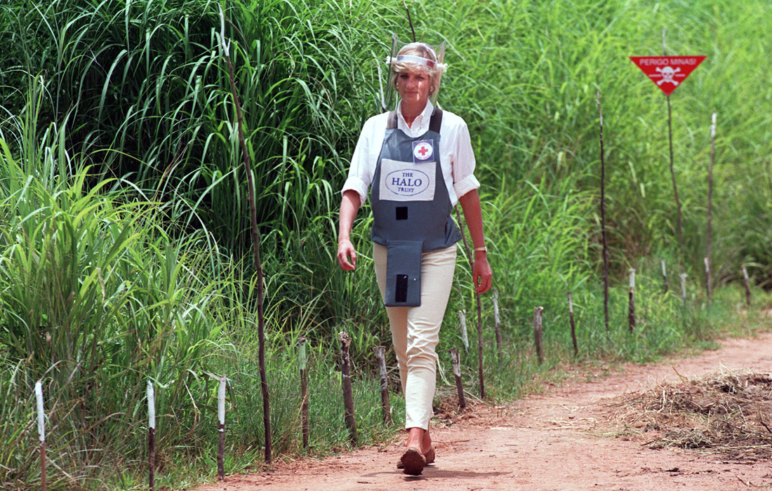 Леди Диана на заминированном поле в городе Уамбо. 1997 год.