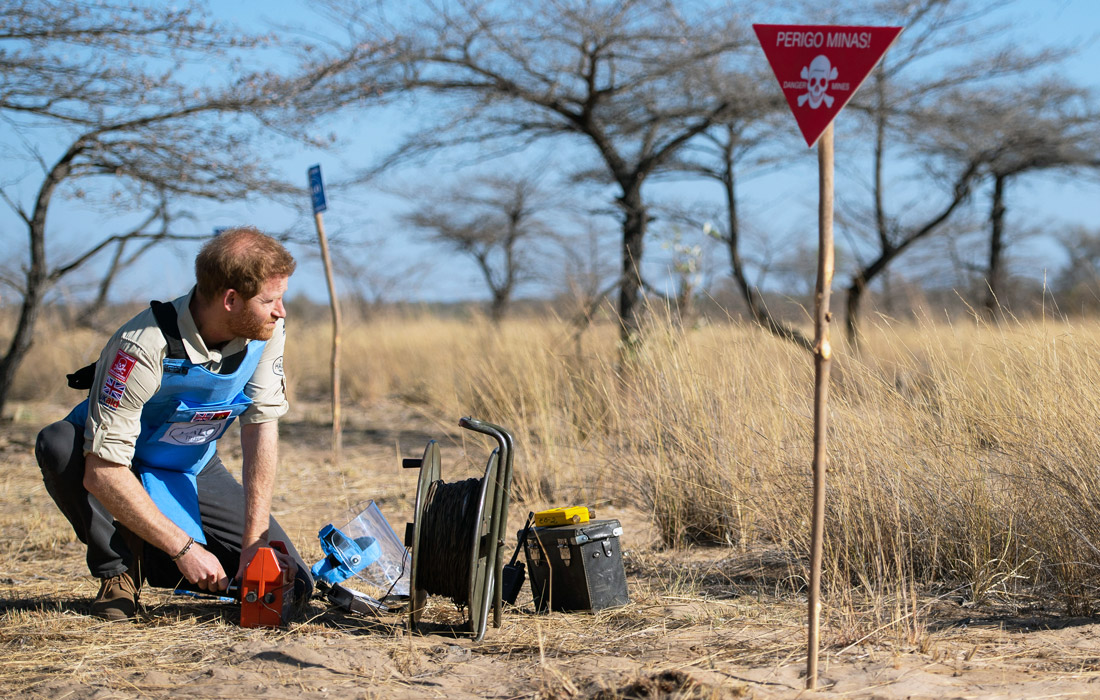 Гарри принимает участие в дистанционном подрыве мин. 2019 год.
