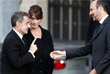 Премьер-министр Франции Эдуар Филипп приветствует бывшего президента Франции Николя Саркози и его жену Карлу Бруни