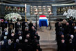 В соответствии с пожеланием супруги бывшего президента Бернадет Ширак, пятого президента Франции похоронят в присутствии только близких на кладбище Монпарнас рядом с дочерью Лоранс, умершей в 2016 году