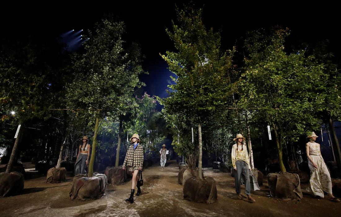 Демонстрация коллекции женской одежды Dior весна / лето 2020