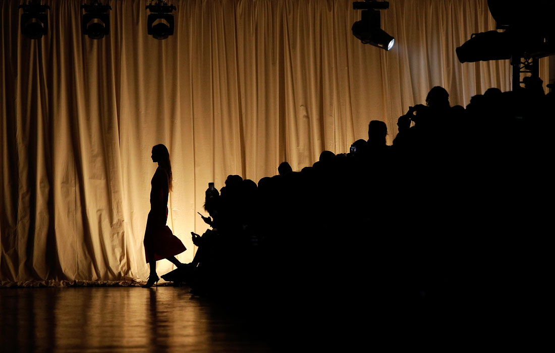 Джиджи Хадид на показе американского дизайнера Вирджилы Абло для бренда Off-White