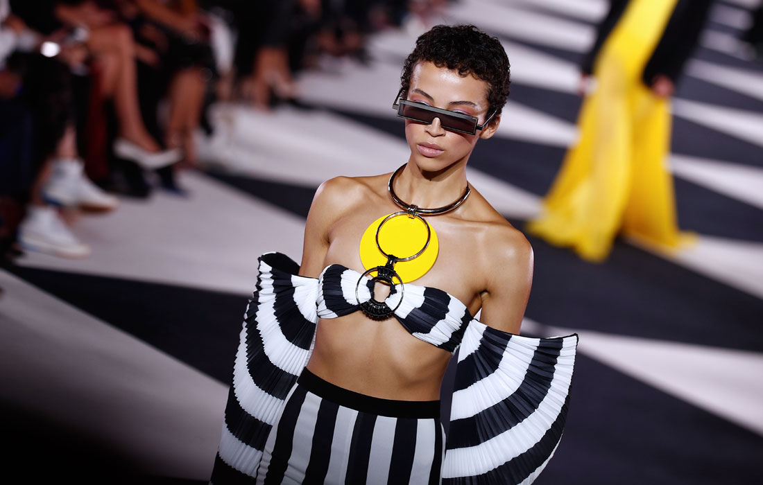 Модель представляет творение дизайнера Оливье Рустена для модного дома Balmain