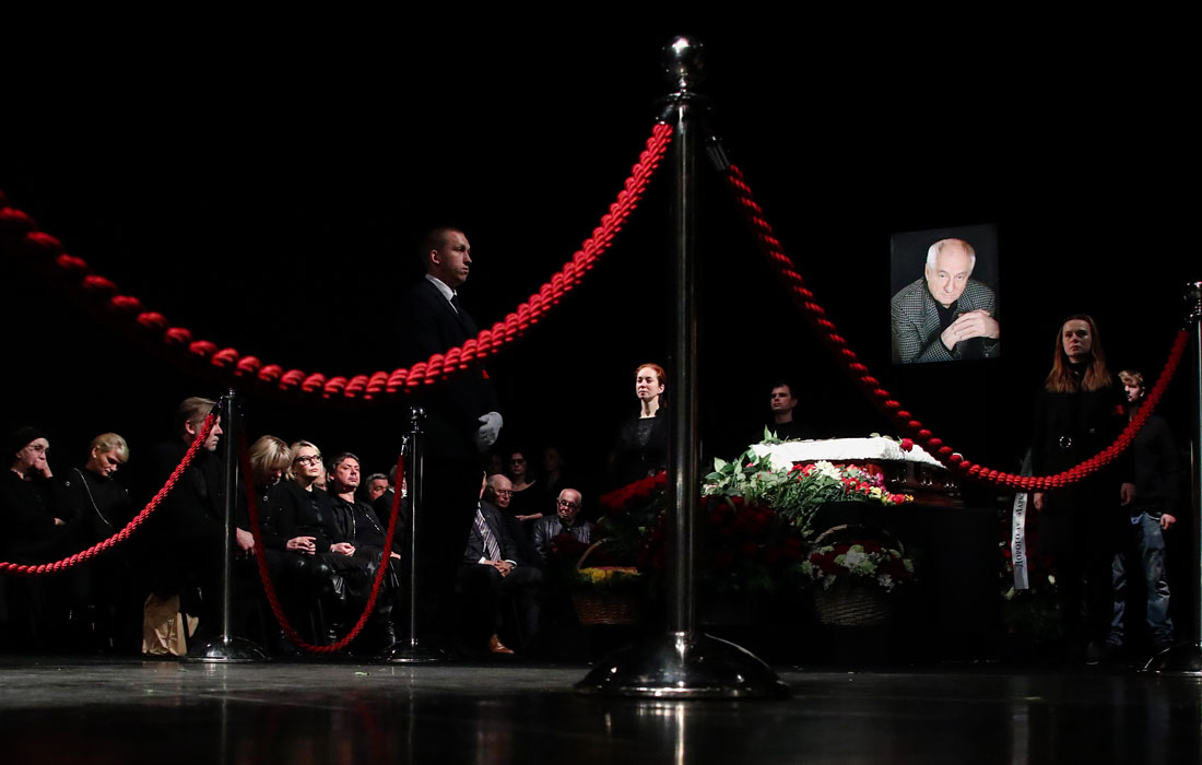 Во время церемонии прощания в театре "Ленком"