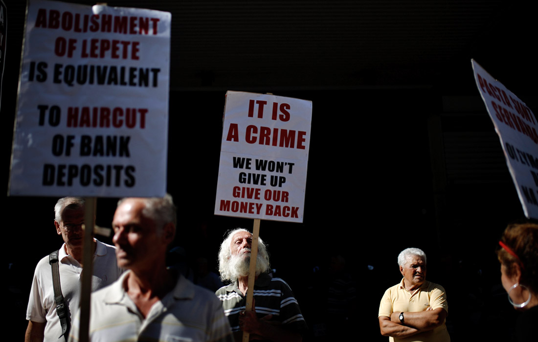 Греческие пенсионеры провели манифестацию в центре Афин, требуя увеличения пенсий