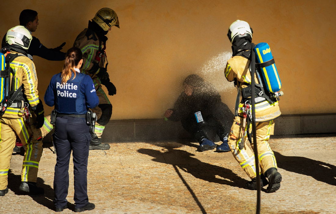 Перед штаб-квартирой Европейской комиссии в Брюсселе мужчина облил себя горючей жидкостью и угрожал устроить акт самосожжения, выкрикивая обвинения в коррупции в адрес ЕС
