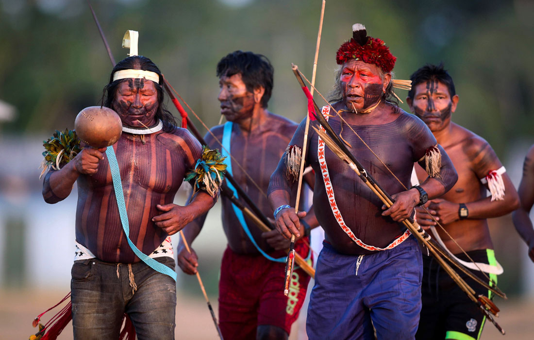 Танец мужчин племени Ксикрин из бразильского штата Пара
