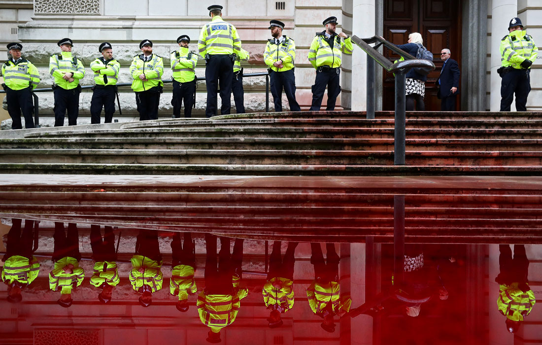 В Лондоне эко-активисты облили фальшивой кровью парадную лестницу здания Казначейства, скандируя "прекратить финансирование изменения климата"