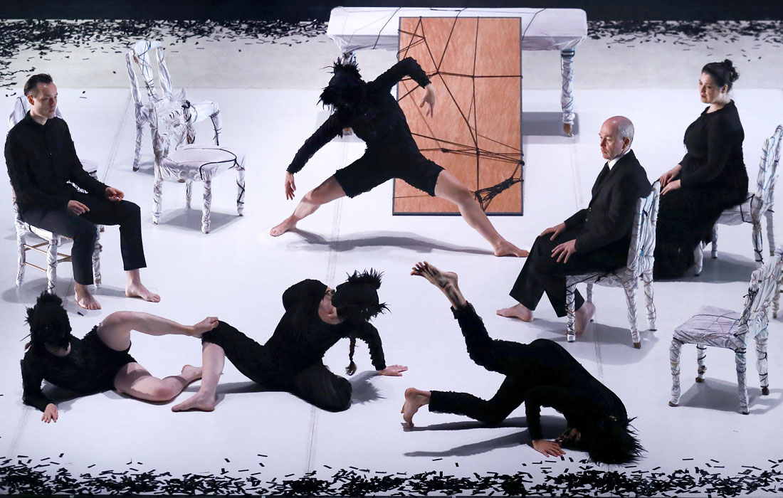 Открытие трехнедельного международного фестиваля Dance в Глазго