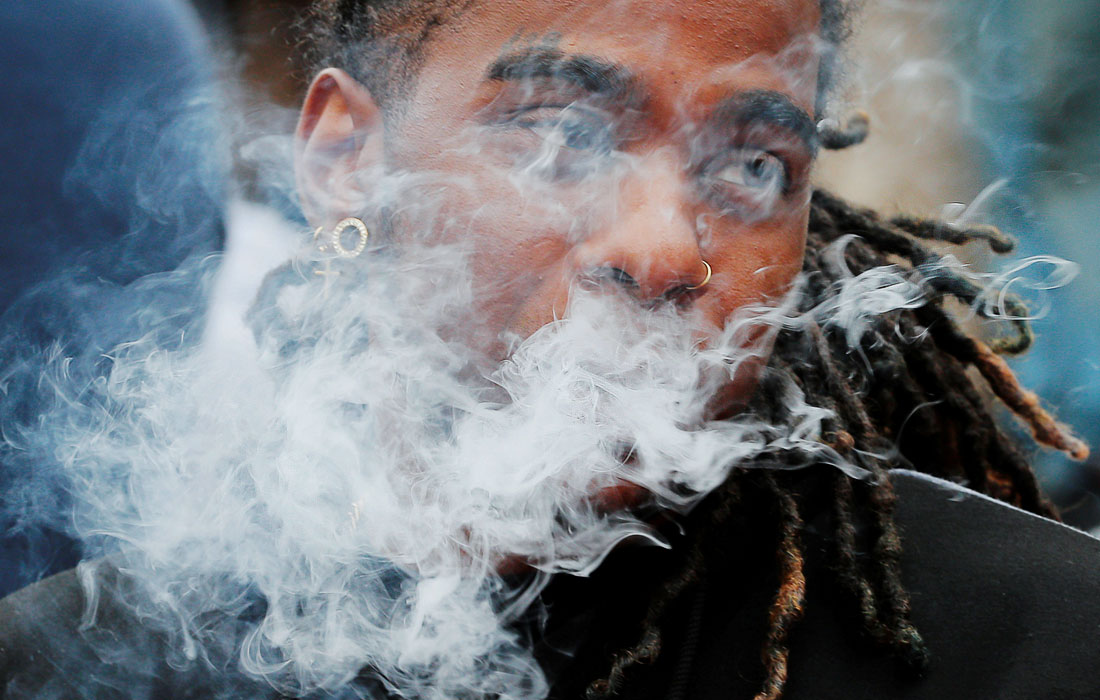 В Бостоне прошла демонстрация против вступившего в силу запрета на торговлю всеми вейп-продуктами. Он будет действовать в течение четырёх месяцев.