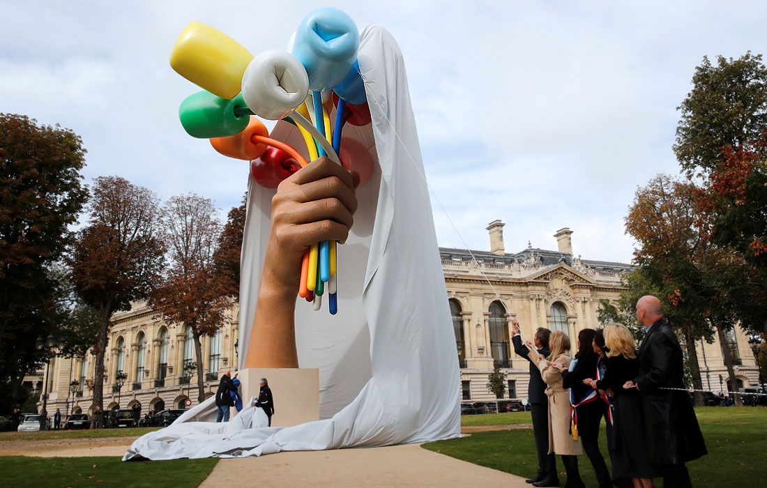 В Париже прошло открытие 12-метровой скульптуры популярного американского художника Джеффа Кунса "Букет тюльпанов". Скульптор подарил ее городу в память о жертвах терактов в ноябре 2015 года.