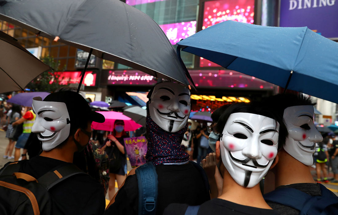 Десятки тысяч человек вышли на улицы Гонконга из-за нового запрета на ношение любых масок во время демонстраций
