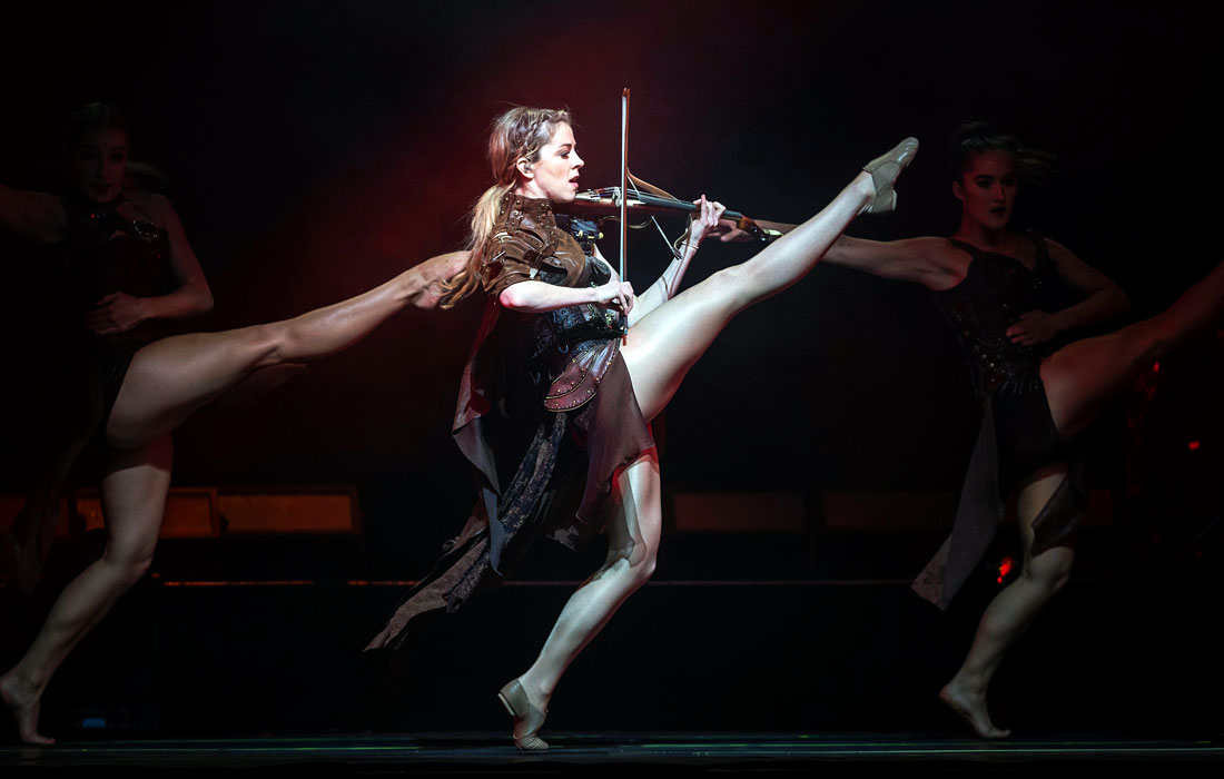 Концерт американской скрипачки и певицы Линдси Стирлинг на спортивной арене Papp Laszlo в Будапеште