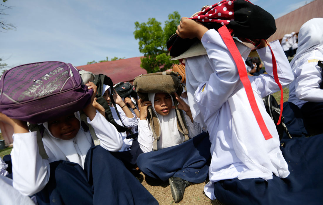 Индонезийские школьники во время учений по эвакуации при землетрясении и цунами в Банда-Ачех. Индонезия находится на Тихоокеанском огненном кольце, на которое приходится 80 процентов мировой сейсмической активности.