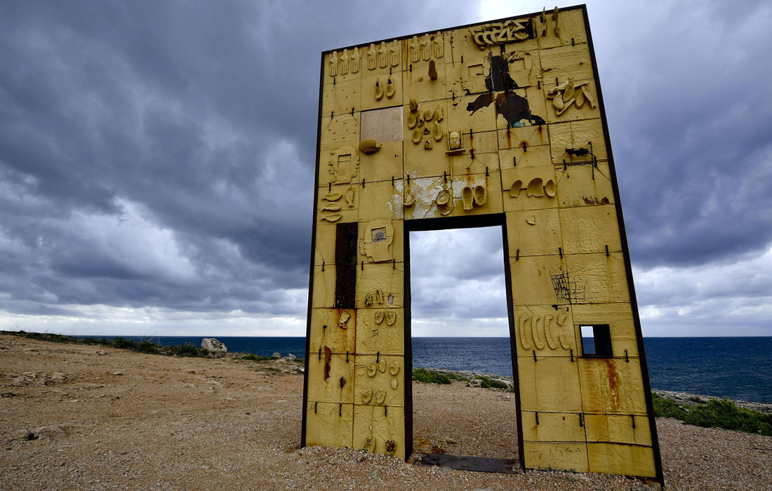 Памятник итальянского скульптора Миммо Паладино, посвященный погибшим в море Porta d’Europa на острове Лампедуза