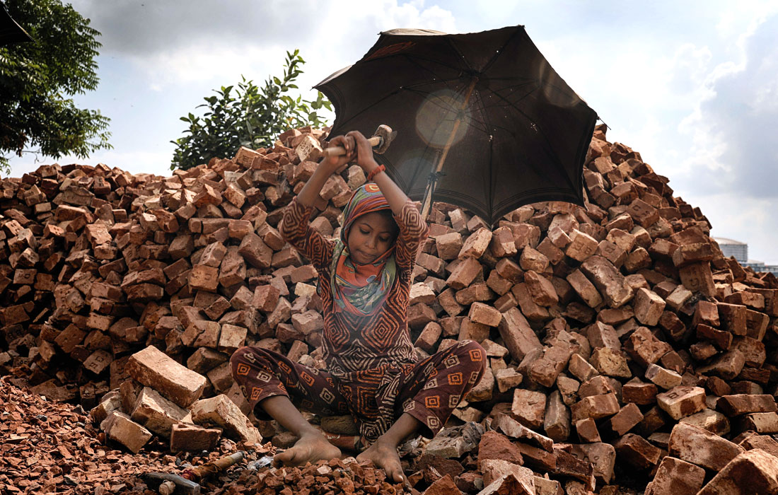 Девочка во время работы на заводе по дроблению кирпича в Дакке, Бангладеш