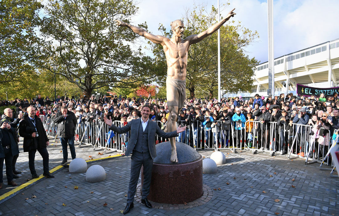 Шведский нападающий "Лос-Анджелес Гэлэкси" Златан Ибрагимович на церемонии открытия собственной статуи у стадиона "Мальме"