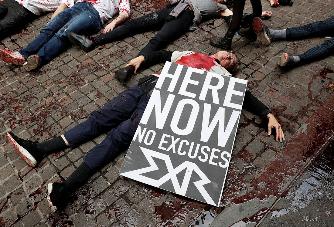 Extinction Rebellion выступает с тремя основными требованиями. Они призывают правительство объявить чрезвычайное положение в сфере экологии и климата, остановить утрату биоразнообразия и снизить до нуля выбросы парниковых газов к 2025 году, а также создать ассамблею из граждан, которые будут бороться с проблемами экологии.