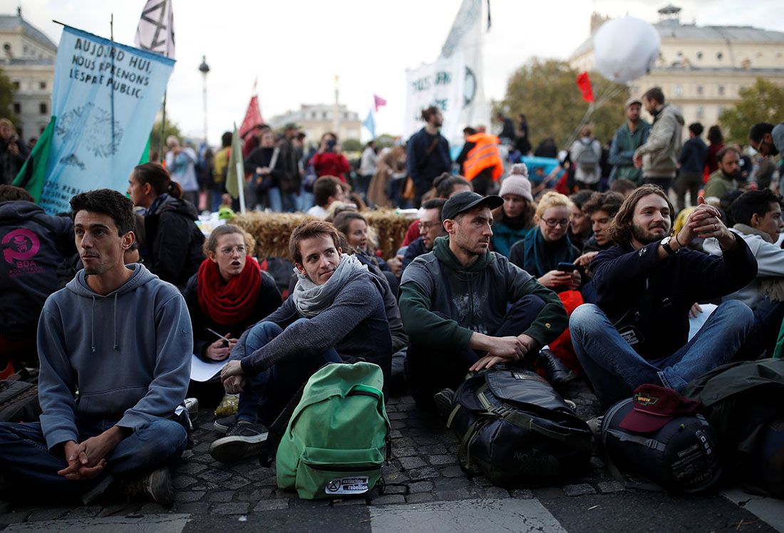 Участники парижской акции разложили тюки из прессованной соломы поперек набережной Межиссери и сели на дороге, блокируя одновременно площадь Шатле и Мост Менял, связывающий правый берег Сены с островом Сите близ префектуры полиции и Дворца правосудия, доступ к которому охраняют усиленные наряды силовиков