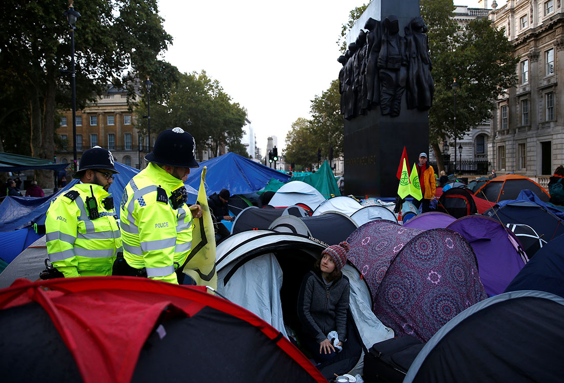 Протестующие в Лондоне заблокировали дороги, ведущие к Трафальгарской площади, набережную Виктории, на которой, в частности, расположена штаб-квартира министерства обороны Великобритании и улицу Уайтхолл, где расположены многие британские правительственные здания