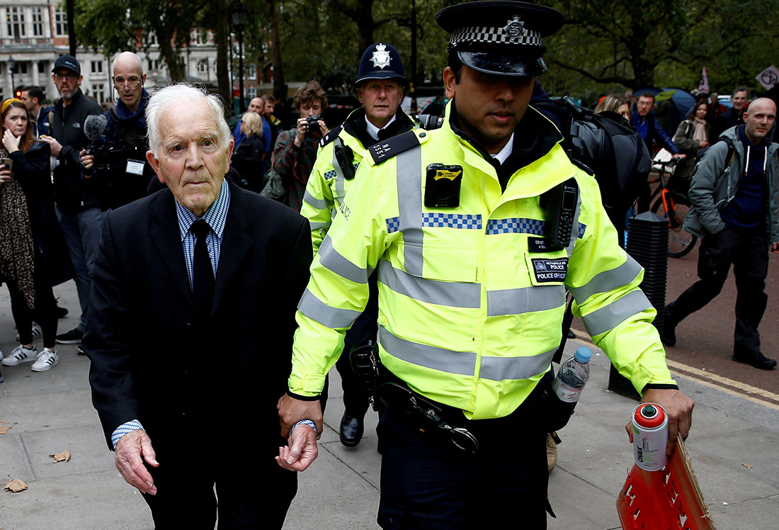 Активисты в Лондоне перекрыли движение на двух мостах, связывающих берега Темзы: Вестминстерском и расположенном неподалеку Ламбетском. Так же в Лондоне был обнаружен и задержан самый взрослый протестующий - Фил Кингстон, ему 83 года и он был задержан сразу после того как нанес граффити на стену казначейства страны.