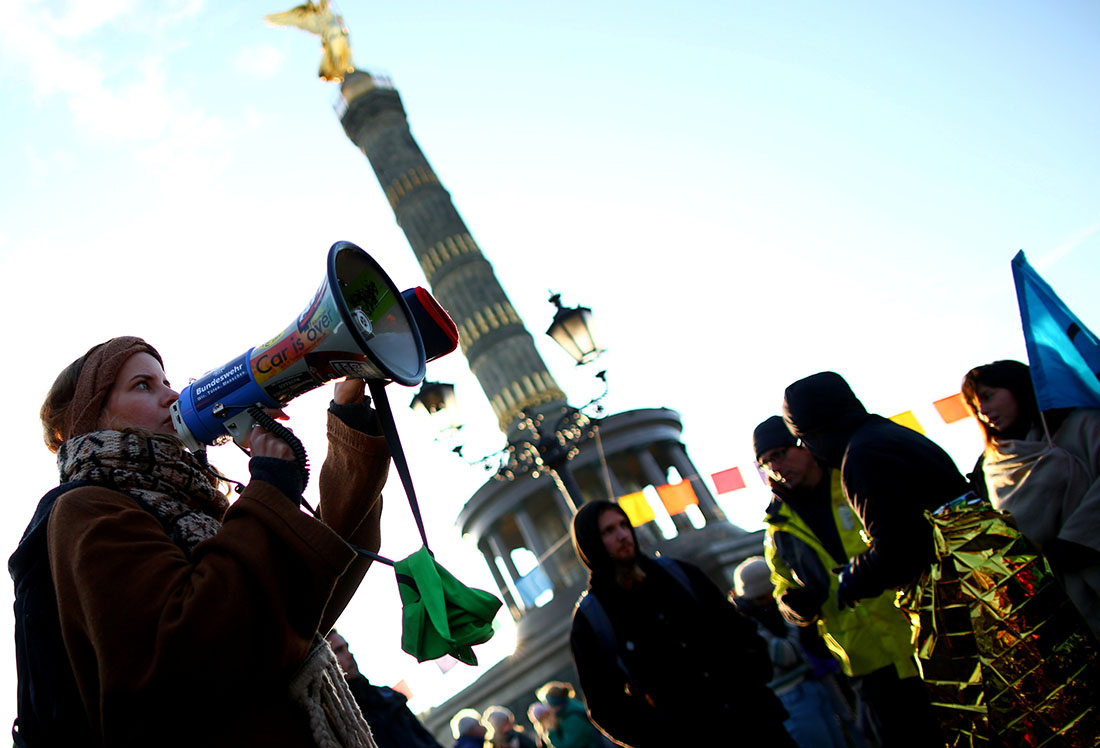 Около тысячи эко-активистов природозащитной организации Extinction Rebellion неожиданно для полиции заблокировали важный транспортный узел в центре Берлина - площадь с колонной Победы Большая звезда