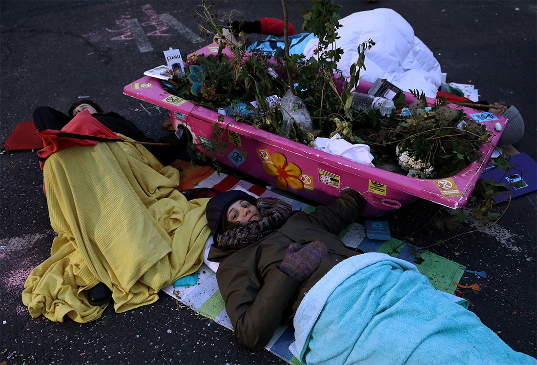 Акция в германской столице началась примерно в 5 утра, ее участникам удалось остановить автопоток на несколько часов. Площадь Большая звезда с круговым движением является важным центральным транспортным узлом Берлина, потому что от нее расходятся сразу несколько крупных улиц во всех направлениях города.