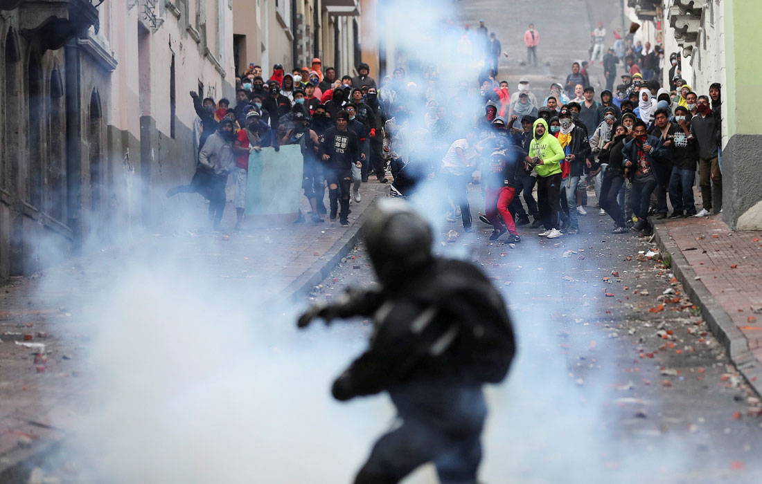 Столкновения демонстрантов и полиции в эквадорском Кито