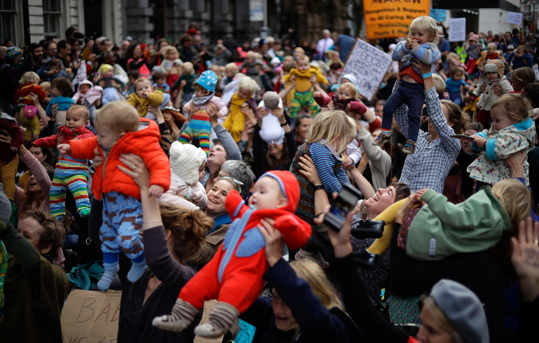 Акция медсестер, посвященная экологическим плюсам грудного вскармливания. Сотни активистов по борьбе с изменением климата разбили лагерь в центре Лондона на третий день всемирных акций протеста.