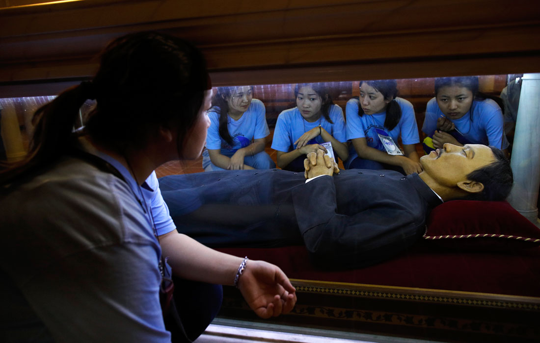 Католики около восковой фигуры блаженного отца Николая Китбамрунга, первого священника Таиланда, в Успенском соборе в Бангкоке