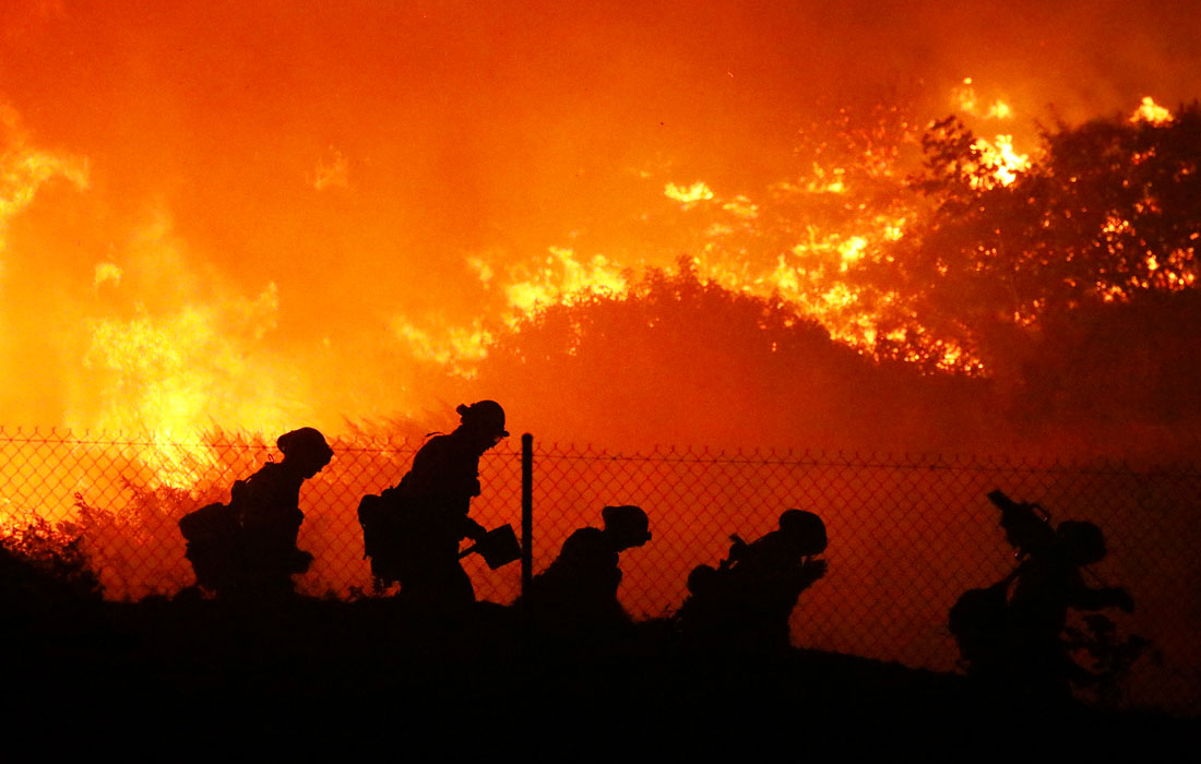 В Калифорнии из-за лесных пожаров сотни тысяч жителей остались без электричества