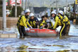 Спасатели эвакуируют пострадавших из затопленной зоны в префектуре Нагано