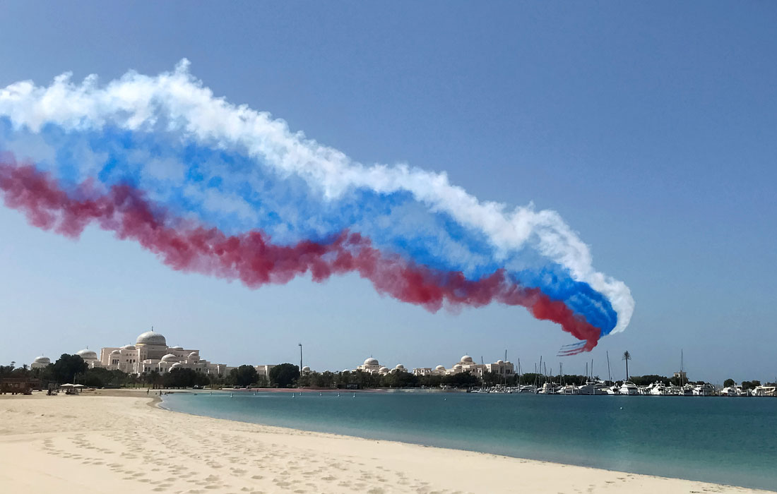 Самолеты оставляют следы в цветах российского флага во время визита президента России Владимира Путина в Абу-Даби