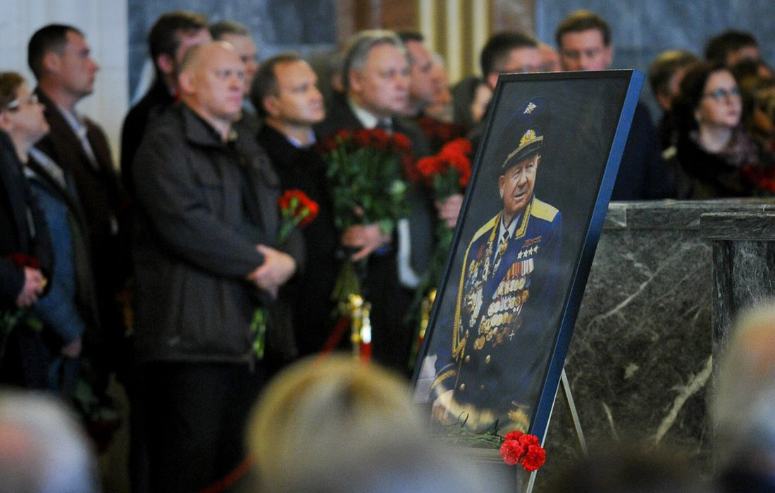 Очередь из желающих проститься с Леоновым