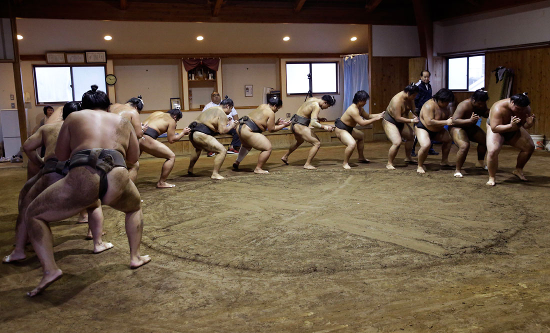 Занятия борьбой сумо в школе Musashigawa Sumo Stable в японском городе Беппу