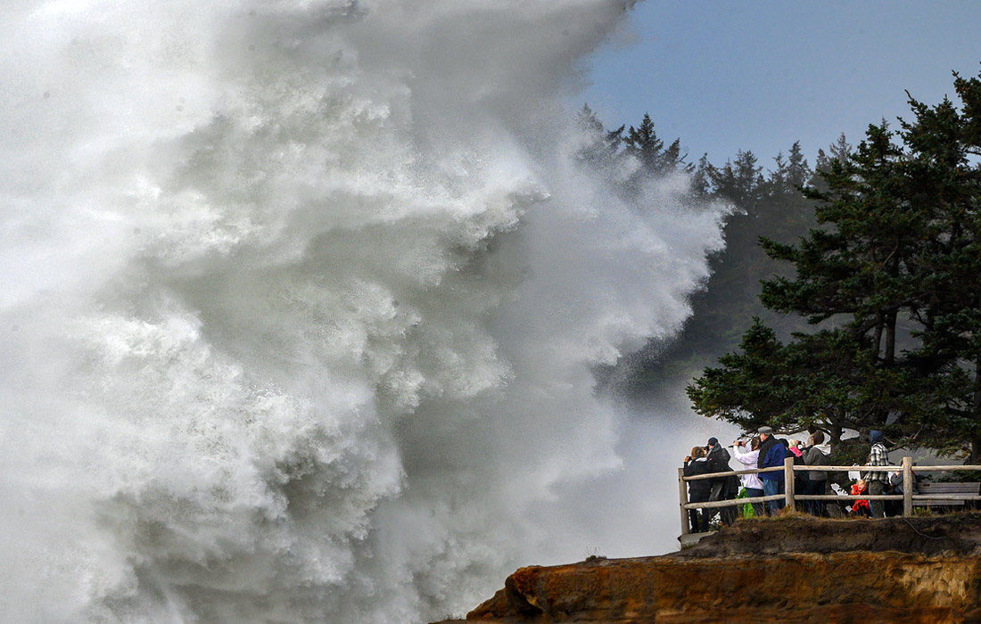 На побережье американского штата Орегон обрушился мощный шторм, который принес с собой огромные волны