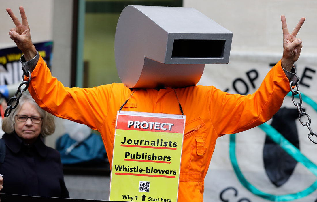 Сторонники основателя WikiLeaks Джулиана Ассанжа провели протест у здания Вестминстерского суда в Лондоне во время слушания о его экстрадиции в США