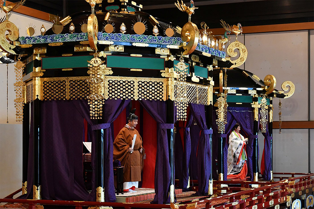 В честь значимого события император помиловал 550 тысяч человек, осужденных за незначительные преступления, в том числе нарушения правил дорожного движения и избирательного законодательства.