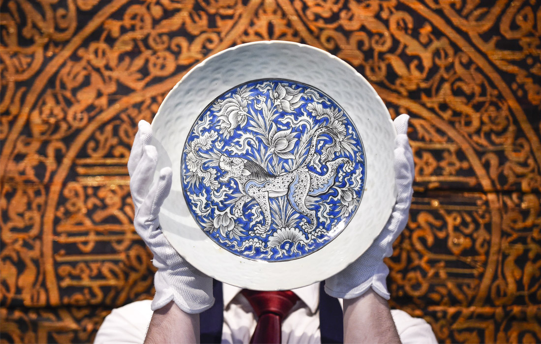 В Лондоне открылись торги Sotheby's, посвященные исламскому, индийскому и ближневосточному искусству. На фото: персидское керамическое блюдо XVII века.