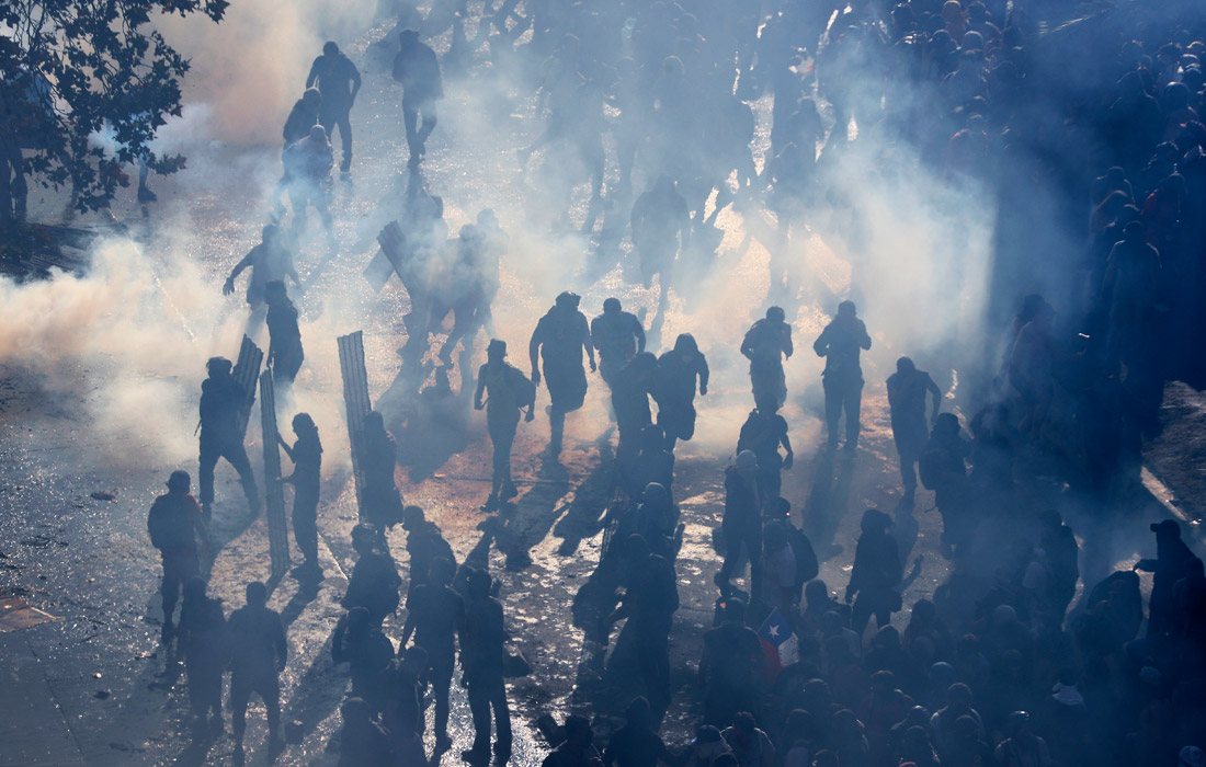 18 октября протесты переросли в беспорядки. Манифестанты бросали камни в полицейских, поджигали машины и громили станции метро. Беспорядки нарушили работу общественного транспорта, из-за чего власти отменили школьные занятия в 43 из 52 коммун страны.