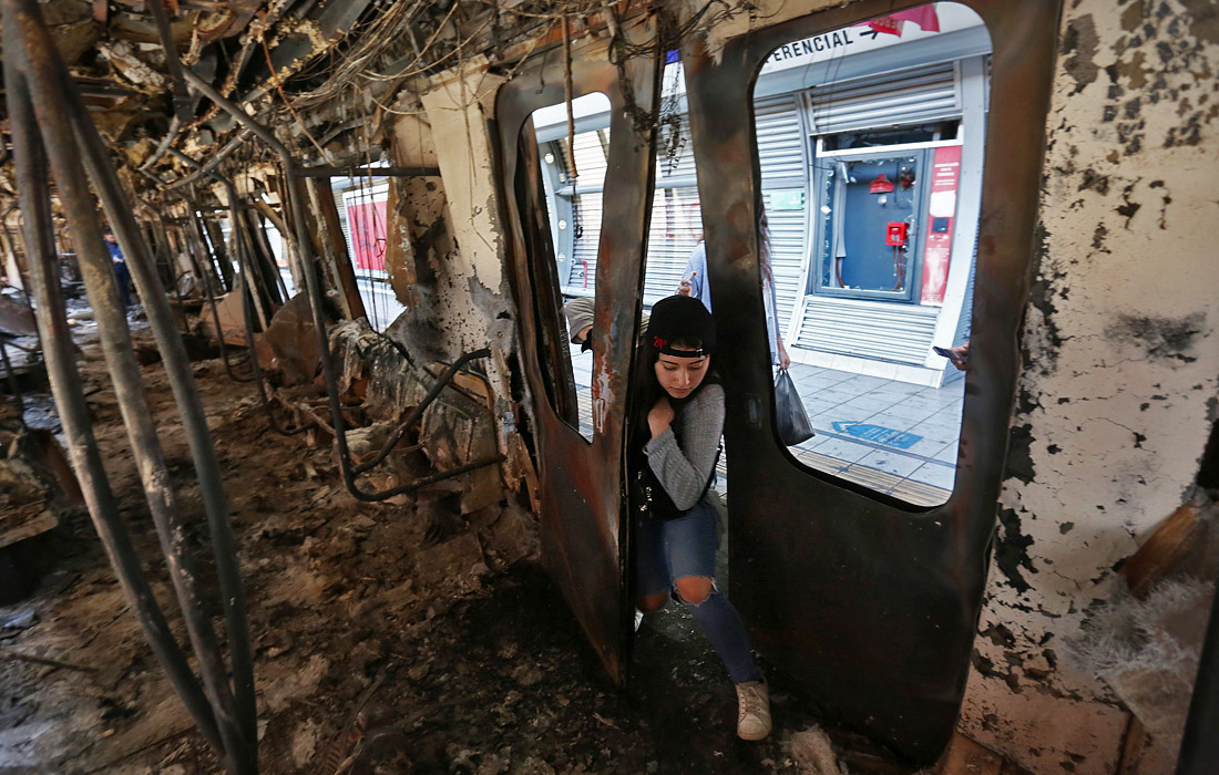 В столице было разгромлено около 40 станций метро, сожжено более полутора десятков автобусов
