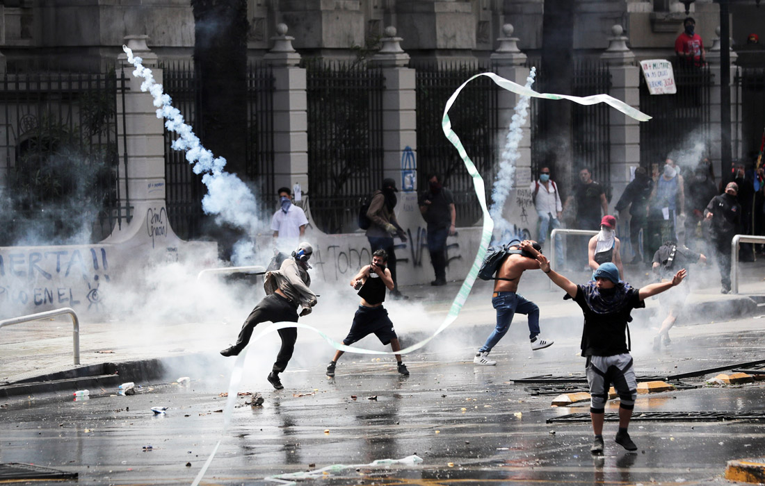 19 октября глава государства ввел чрезвычайное положение в столице страны Сантьяго и ее окрестностях