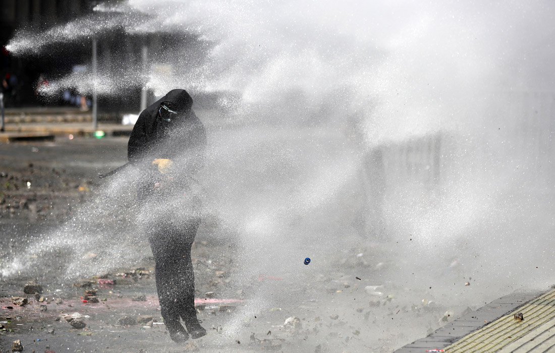 Полиция применила слезоточивый газ и водяные пушки для разгона демонстрантов
